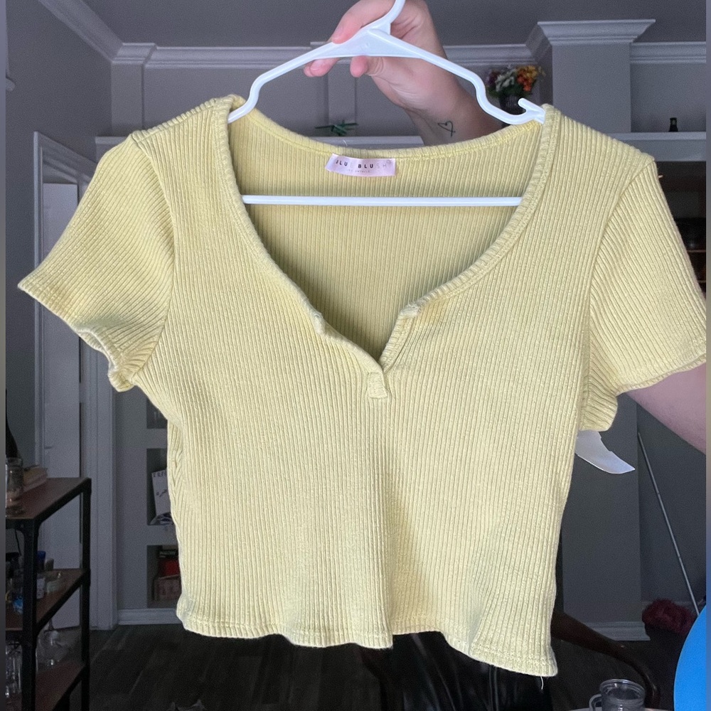 Green cropped shirt